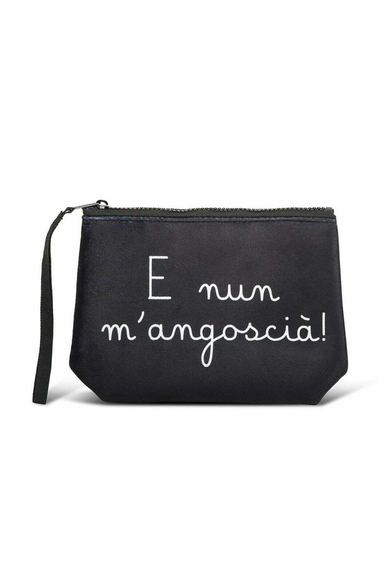 Zwarte ritszak met polsband en witte tekst in het Catalaans "E nun m'angoscià!" aan de voorkant.