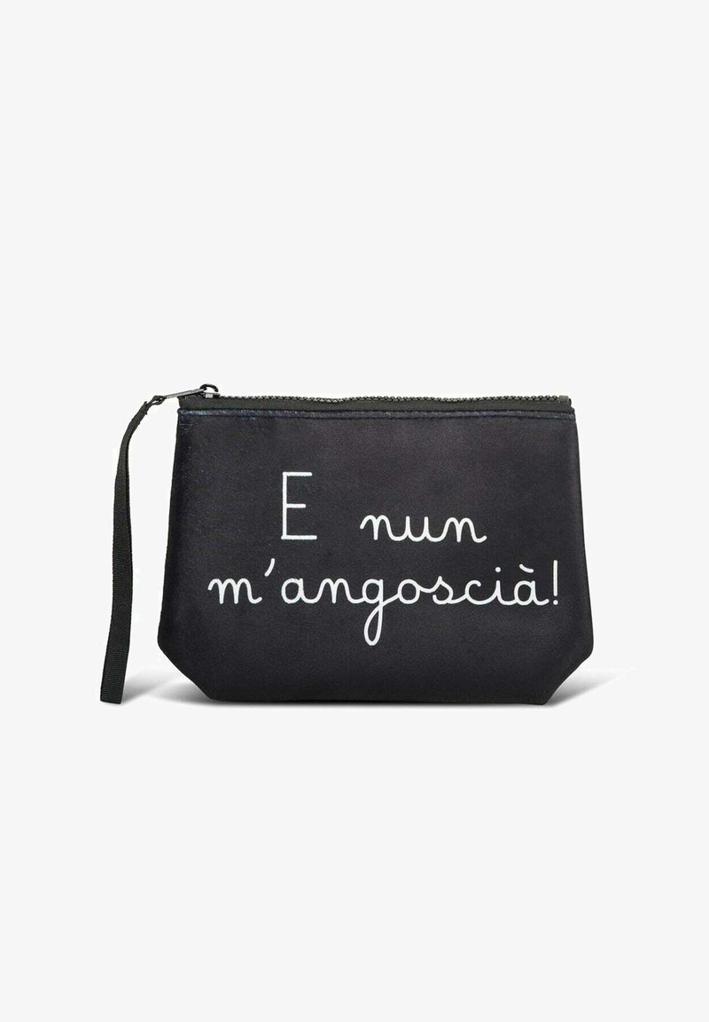 Zwarte ritszak met polsband en witte tekst in het Catalaans "E nun m'angoscià!" aan de voorkant.