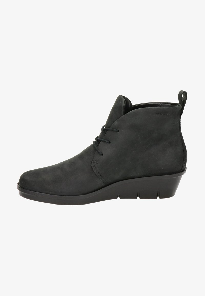 Botas negras hasta el tobillo con punta redondeada, hechas de suave ante. Cuentan con un tacón bajo en forma de cuña y un diseño con cordones. Textura suave y detalles mínimos.