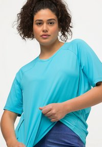 Ulla Popken UV-SCHUTZ 50+ V-AUSSCHNITT HALBARM - Jednoduché tričko - light blue