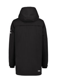 Schwarze wasserdichte Jacke mit Kapuze, langen Ärmeln und elastischen Bündchen. Mit einem Logo auf dem linken Ärmel und einer glatten, matten Oberfläche.