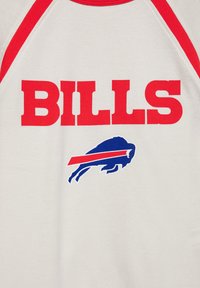 Chemise blanche avec texte rouge "BILLS" et un logo de bison bleu avec une bande rouge en travers sous le texte, avec une bordure rouge sur les épaules.