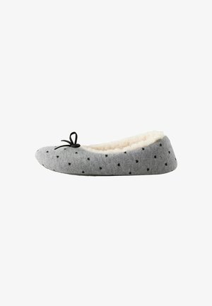 Zachte grijze pantoffel met zwarte hartjespatronen, crème fleece voering en een kleine zwarte strik aan de voorkant, ontworpen voor binnenshuis gebruik.