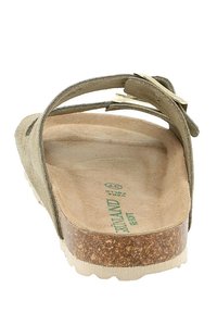 Sandalo verde in suede con due cinturini regolabili, plantare testurizzato, suola intermedia in sughero e suola in gomma. Caratterizzato da un design semplice e minimalista.