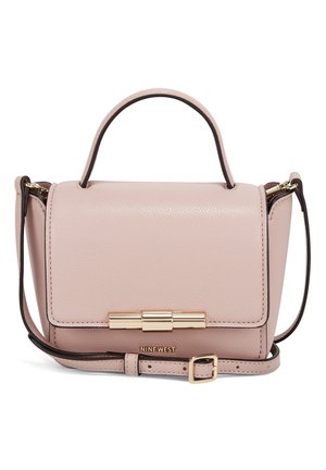 Sac à main en cuir rose clair avec poignée supérieure, bandoulière réglable, fermoir doré et logo Nine West sur le rabat avant.