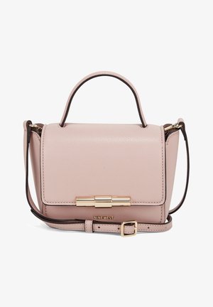 Lichtroze leren handtas met bovenhandvat, verstelbare schouderriem, gouden sluiting en Nine West-logo op de voorflap.