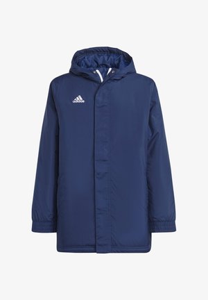 Marineblaue isolierte Jacke mit Kapuze, elastischen Bündchen und einem weißen Logo auf der oberen linken Seite. Glatte, glänzende Stofftextur.