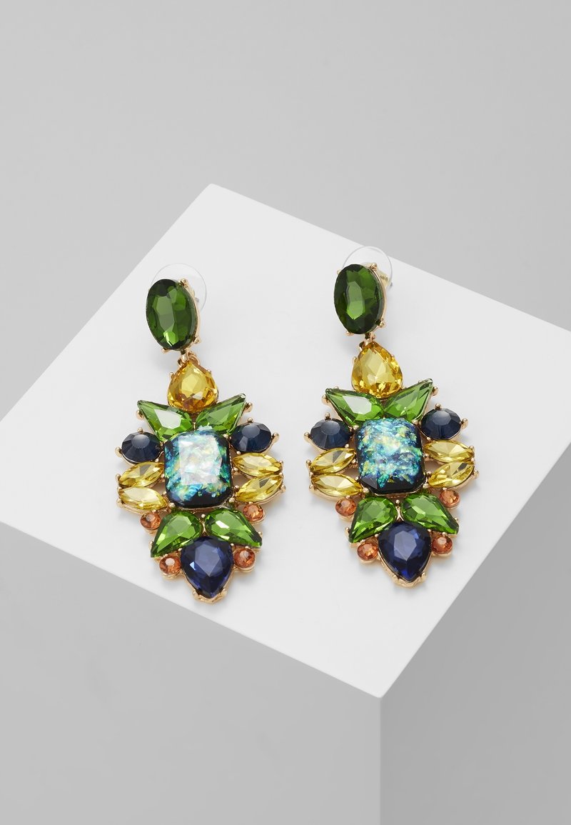 Paire de boucles d'oreilles pendantes dorées avec de grandes pierres précieuses multicolores vertes, bleues, jaunes et irisées disposées en motifs floraux.