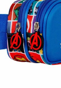 Bolso rectangular azul con estampado de personajes de cómic, cuenta con dos compartimentos con cremallera y tiradores negros en forma de 'A'. Superficie de tela texturada.