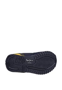 Zapatilla navy con suela de goma texturizada, acentos amarillos y logo de Pepe Jeans. Presenta un patrón de perfil serrado para mayor tracción.