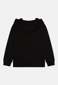 Crna hoodie majica s kapuljačom, dugih rukava, rebrastim manžetama i rubom. Glatka tekstura, bez vidljivih uzoraka ili metalnih detalja.
