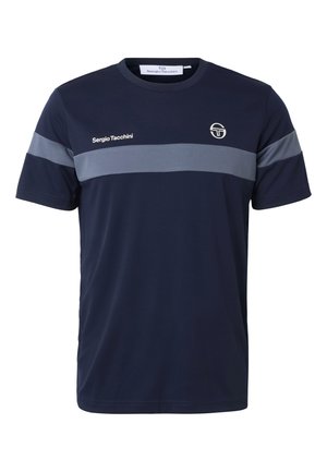 Marineblå kortermet T-skjorte med grå horisontal stripe, "Sergio Tacchini"-tekst på venstre bryst og rund logo på høyre bryst.