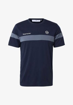 Marineblå kortermet T-skjorte med grå horisontal stripe, "Sergio Tacchini"-tekst på venstre bryst og rund logo på høyre bryst.