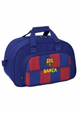 Sportowa torba typu duffel w niebiesko-czerwone paski z herbem FC Barcelona i napisem "BARÇA", wyposażona w przednią kieszeń na zamek błyskawiczny oraz podwójne uchwyty.
