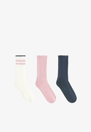 Trzy skarpetki za kostkę z prążkowanym wzorem ułożone na płasko: jedna biała w różowe paski, jedna jednokolorowa różowa i jedna jednokolorowa ciemnoniebieska.