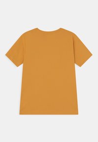 Koszulka z krótkim rękawem w musztardowym kolorze, wykonana z miękkiego jerseyu bawełnianego, z okrągłym dekoltem i gładkim tyłem, bez nadruków ani wzorów.