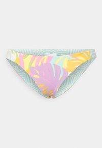 Mehrfarbige Badehose mit einem tropischen Blattmuster in Pink, Gelb und Grün auf einem hellblauen geometrischen Hintergrund. Glatte Stoffoberfläche.