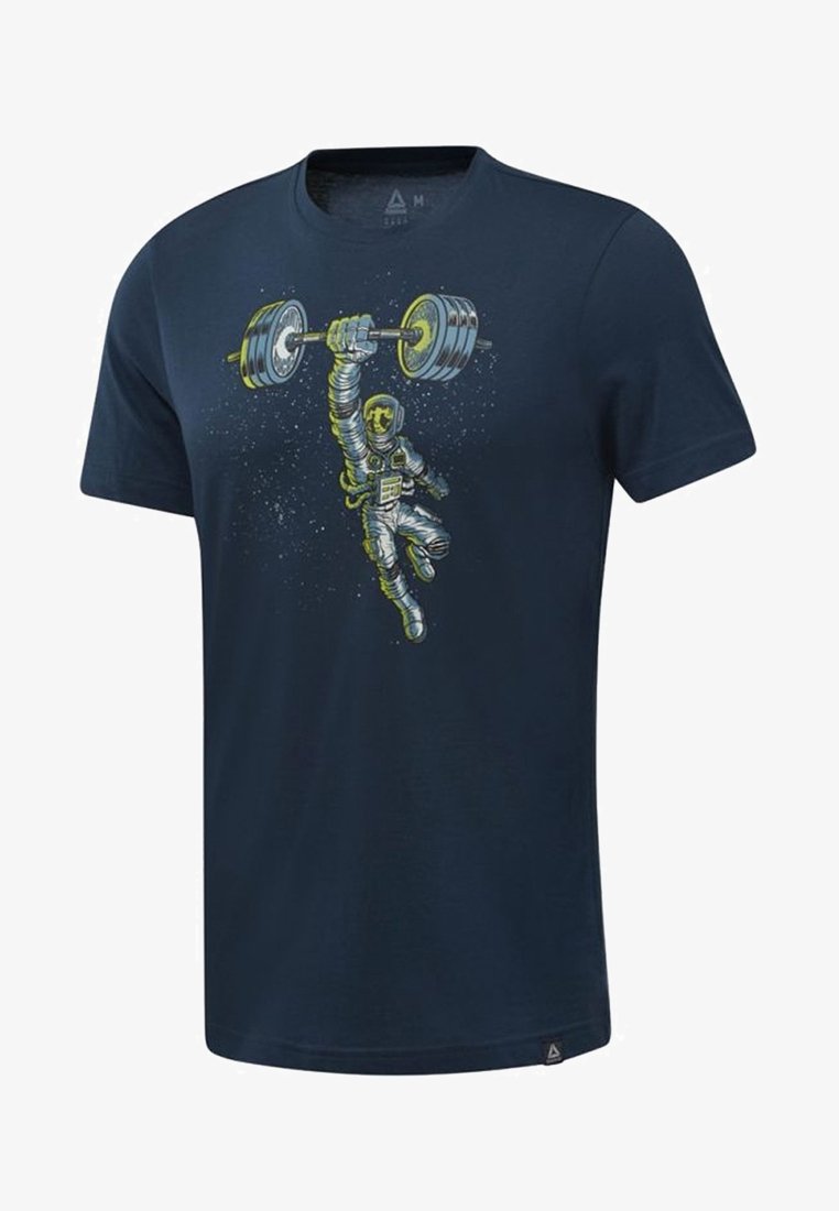 Astronaute en combinaison spatiale soulevant une barre lourde sur un fond sombre sur un t-shirt bleu marine.
