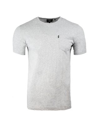 Jasnoszary t-shirt z krótkim rękawem i okrągłym dekoltem, z małą kieszonką na piersi oraz czarną metką na krawędzi kieszonki.