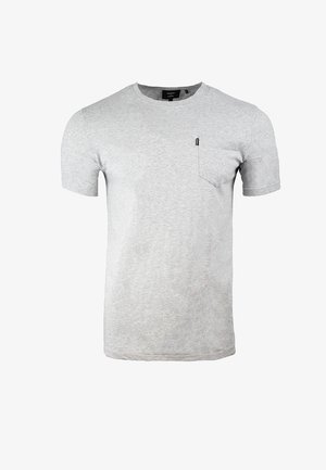Jasnoszary t-shirt z krótkim rękawem i okrągłym dekoltem, z małą kieszonką na piersi oraz czarną metką na krawędzi kieszonki.
