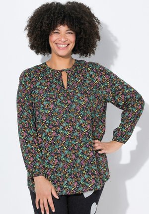 Černá blusa s dlouhými rukávy a květinovým vzorem v růžové, modré a žluté barvě. Výstřih ve tvaru klíčové dírky, měkká tkanina, volný střih.
