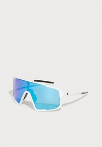 Weiße Sonnenbrille mit einem großen, kantigen Rahmen, blauen, gespiegelten Gläsern und schwarzen Akzenten an den Bügeln und dem Nasenpad.