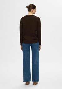 Selected Femme SLFLULU LS O-NECK B NOOS - Džemperis - coffee bean