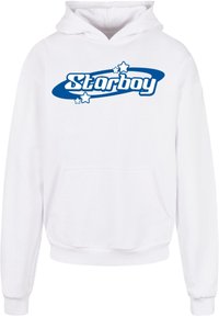 Biele mikina vyrobená z jemného materiálu, s modrým logom "Starboy" so hviezdami a zakriveným dizajnom. Obsahuje predné vrecko a rebrované manžety.