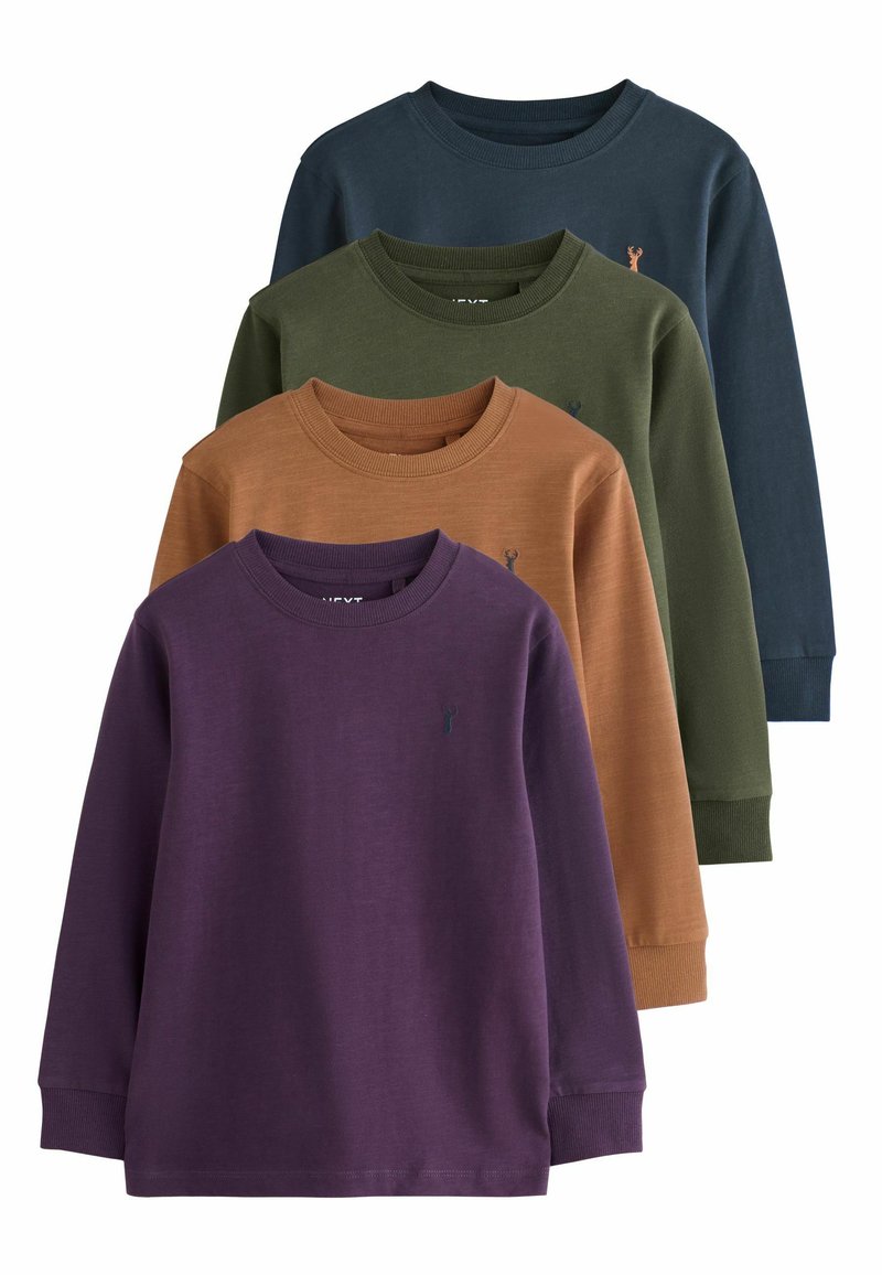 Négy hosszú ujjú pamut pulóver lila, olajzöld, rozsda narancs és tengerészkék színben, kerek nyakkivágással és apró logós részletekkel.