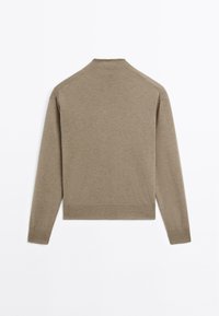 Pull marron clair à manches longues et col rond, posé à plat, présenté de dos sur un fond blanc uni.