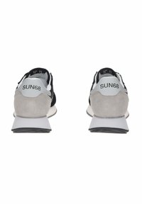 Sneaker nere e grigie con una parte superiore in suede e mesh, caratterizzate da un accento bianco sul tallone e il marchio "SUN68" stampato sul retro.