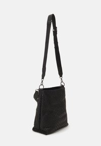 Schwarze Schultertasche mit strukturierter Oberfläche und rechteckiger Form. Verfügt über einen verstellbaren Riemen und metallische Hardware-Details.