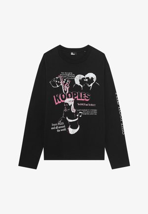 Zwart longsleeve shirt met roze en witte graphic van twee gezichten die kussen, een vrouw, muzikale noten, dobbelstenen en tekst waaronder "KOOPLES" in grote letters.