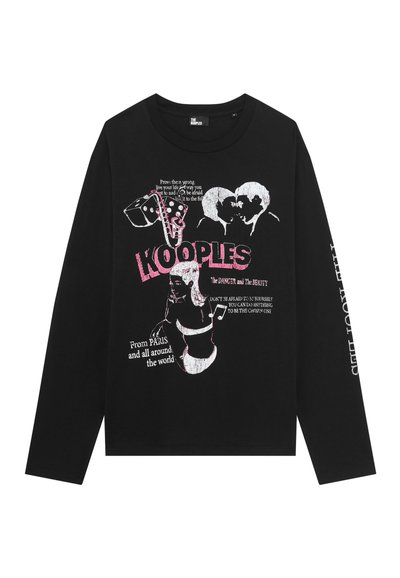 Camisa negra de manga larga con un gráfico en rosa y blanco de dos rostros besándose, una mujer, notas musicales, dados y texto que incluye 'KOOPLES' en letras grandes.
