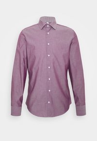 Pánská košile s dlouhým rukávem, knoflíková, v purpurové barvě s klasickým límečkem a bílými knoflíky, vystavená na jednoduchém bílém pozadí.