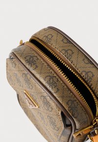 Braune Umhängetasche mit Muster, zwei Reißverschlussfächern, goldfarbener Beschlägen und strukturierter Oberfläche. Mit dreieckigem Logoplateau.