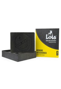 Billetera de cuero negro con logo en relieve, presentada en una caja texturizada gris con un acento amarillo. Caja etiquetada como "Accesorios Genuinos".