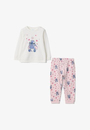 Ensemble de pyjama pour enfants composé d'un haut blanc à manches longues avec un personnage bleu et des cœurs roses, associé à un pantalon rose recouvert du même personnage et des mêmes cœurs.
