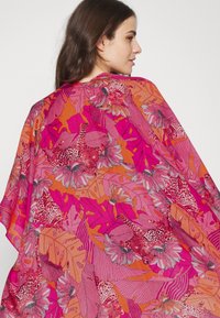 Daudzkrāsains kimono ar spilgtu rozā un apelsīnu ziedu rakstu, lapu motīviem un dzīvnieku rakstiem. Viegls auduma tekstūra.