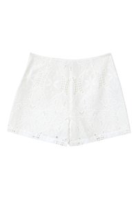 Shorts en dentelle blanche avec des motifs floraux et paisley complexes, dotés de détails en coupe et d'une texture lisse.
