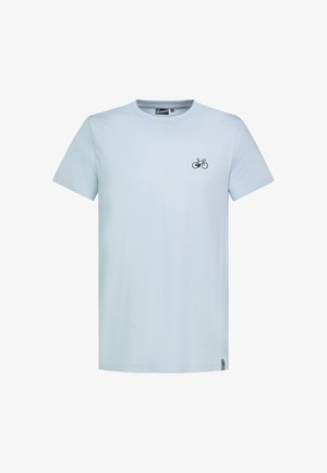 Hellblaues Kurzarm-T-Shirt mit kleinem schwarzem Fahrrad-Symbol auf der linken Brust und kleinem schwarzem Etikett am unteren Saum.
