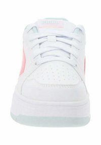 Sneaker bianco con accenti rosa e menta, punta perforata, lacci piatti e suola in gomma. Presenta un colletto e una linguetta imbottiti.