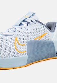 Nike Performance METCON 9 FLYEASE - Scarpe da allenamento - football grey/sundial/light armory blue/ashen slate/light carbon