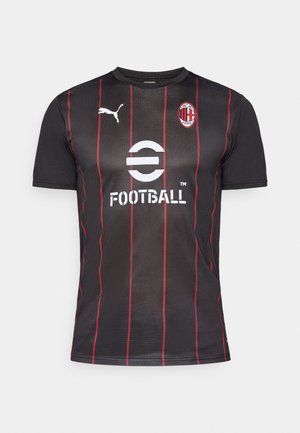 Maillot de football noir avec des rayures verticales rouges. Présente le logo Puma, l'emblème de l'AC Milan et le texte "FOOTBALL" en blanc. Design à manches courtes.