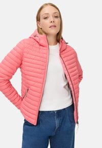 Rosa Puffy-Jacke mit horizontaler Steppung, einem Reißverschluss vorne und einer Kapuze. Verfügt über zwei seitliche Taschen und silberne Hardware-Details.