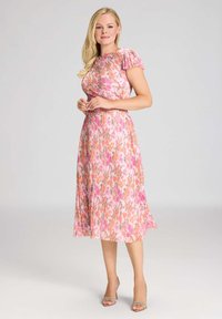Blumenkleid in Midi-Länge mit rosa, orangefarbenen und grünen Mustern. Hat kurze Puffärmel und eine taillierte Passform, gefertigt aus leichtem Stoff.