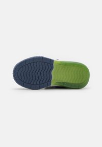 Talpa de pantof cu un design segmentat în cauciuc albastru și verde, având o suprafață texturată și modele în valuri pentru aderență.