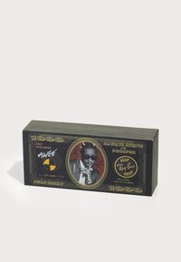 Cutie collectible în formă de bancnotă de 1000 de dolari, cu un design negru și auriu. Prezintă o imagine a unei persoane cu ochelari de soare și textul: "ÎNTOTDEAUNA STRĂDUITĂ ȘI PROSPERĂ".