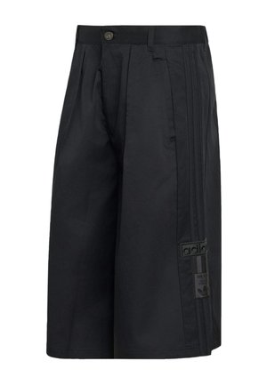 Short neri a gamba larga con bottone frontale, tasche laterali, toppa con logo Adidas e le iconiche tre strisce sul lato.
