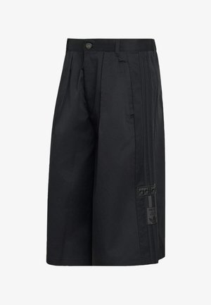 Schwarze Shorts mit weitem Bein, Frontknopf, Seitentaschen, Adidas-Logo-Patch und den charakteristischen drei Streifen an der Seite.